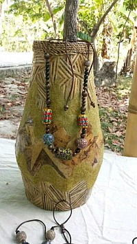 Pot en papier mâché, glas de bouteilles et lèche de bananiers