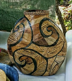 Pot en papier mâché et lèche de bananiers