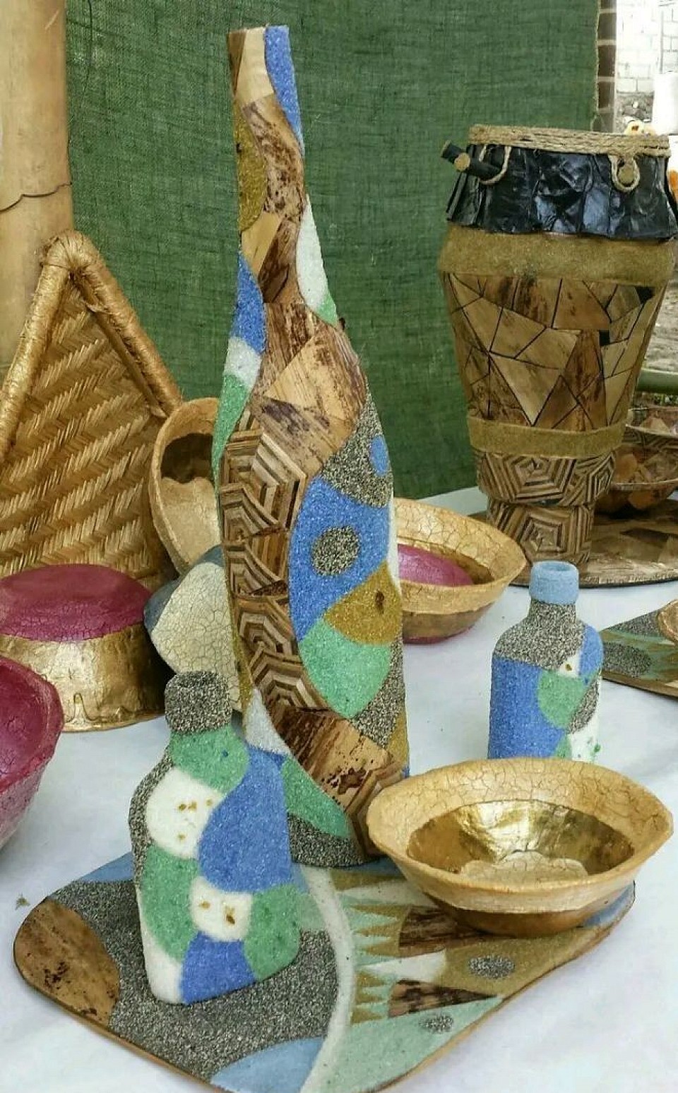 Bouteille en papier mâché, lèches de bananiers et glas de bouteilles