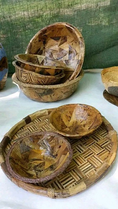 Bòls en papier mâché et lèches de bananiers