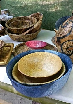 Bòls en papier mâché et lèches de bananiers