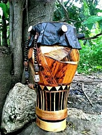 Tambour en papier mâché et lèches de bananiers