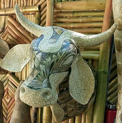 Tête de boeuf en papier mâché et lèches de bananiers